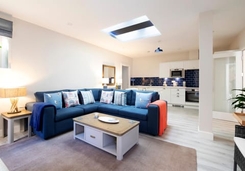 TV and multimedia, Kitchen or kitchenette, Living room, Dining area, Garden view