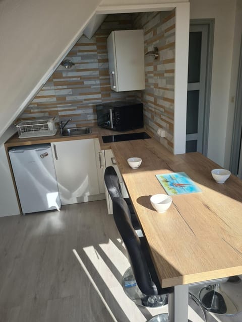 Kitchen or kitchenette, Dining area, stove