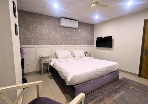 Bed, TV and multimedia, Decorative detail, Bedroom, air conditioner