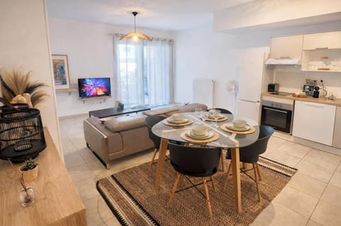 TV and multimedia, Kitchen or kitchenette, Living room, Dining area