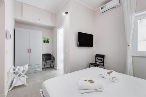 Bed, TV and multimedia, Bedroom, towels, air conditioner