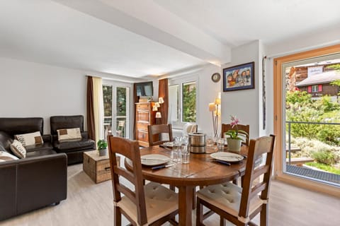 Garden, Balcony/Terrace, Living room, Seating area, Dining area