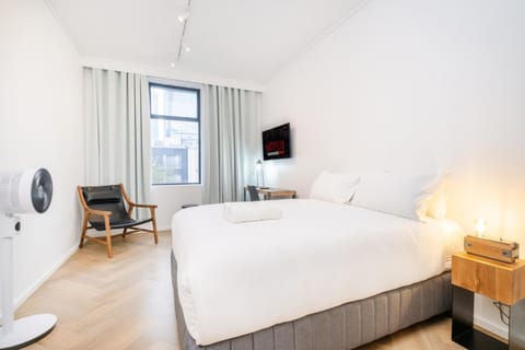 Bed, TV and multimedia, Seating area