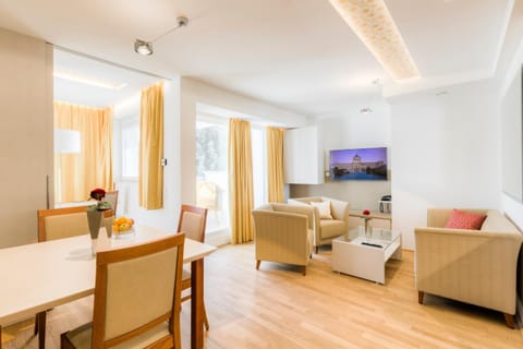 Balcony/Terrace, Living room, Seating area, Dining area