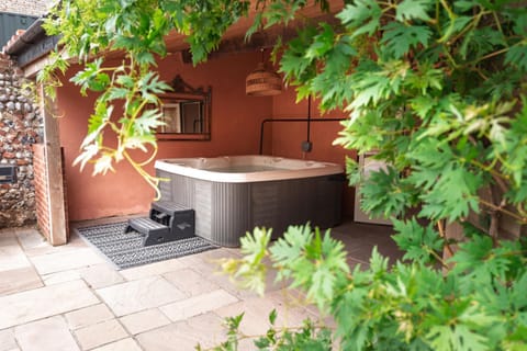 Garden, Hot Tub