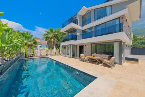 Property building, Patio, Pool view, Swimming pool, sunbed