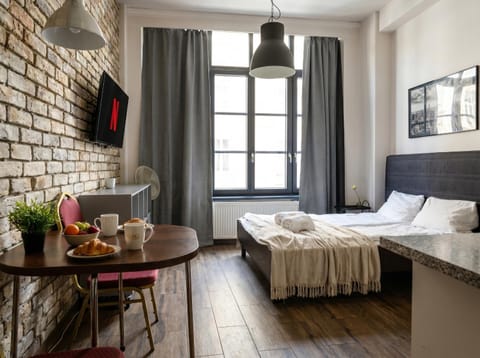 Bed, TV and multimedia, Bedroom