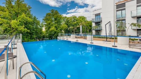 Property building, Day, Swimming pool, Swimming pool, sunbed