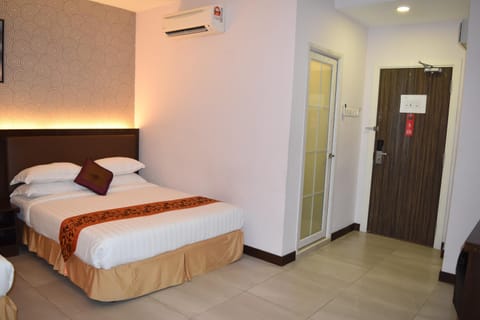 Bed, Bathroom, Decorative detail, Bedroom, Area and facilities