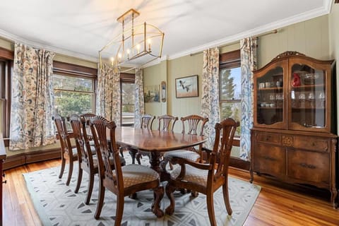 Seating area, Dining area