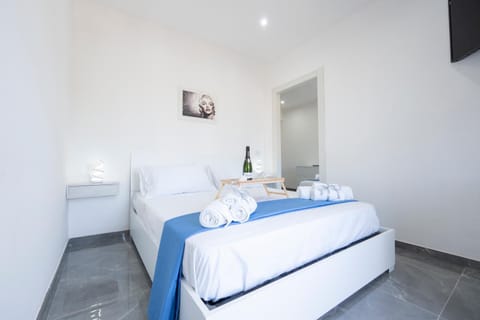 Bed, TV and multimedia, Photo of the whole room, Bedroom, towels