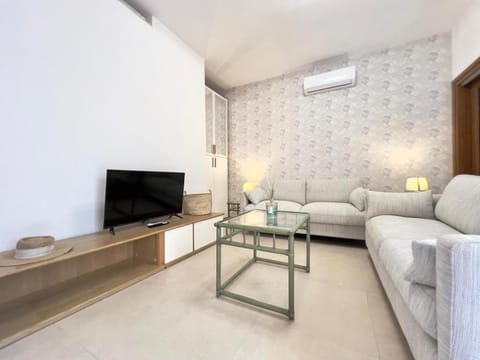 TV and multimedia, Living room, Evening entertainment