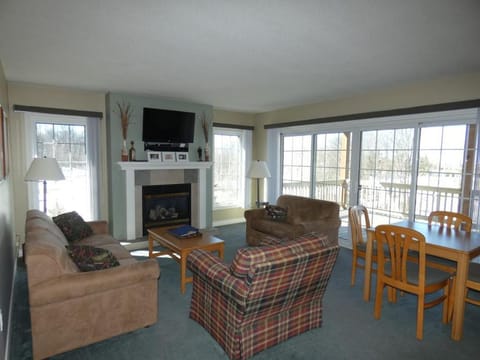 Sunny Days! Close to Everything at Summit Apartment in Michigan