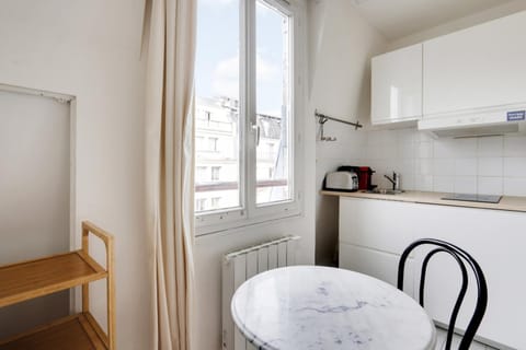 Canal St Martin Lovely Room Apartment in Paris