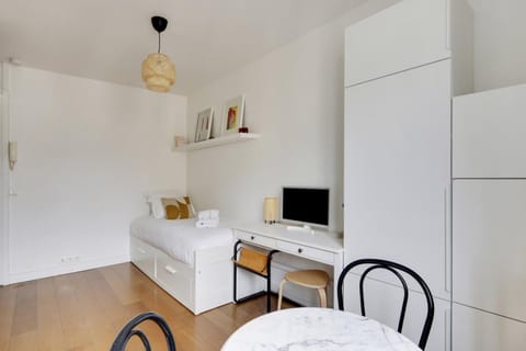 Canal St Martin Lovely Room Apartment in Paris