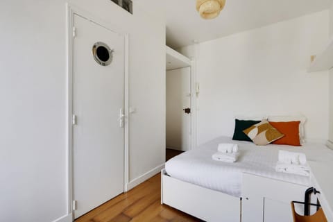 Canal St Martin Lovely Room Apartment in Paris