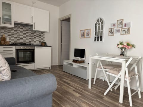 Kitchen or kitchenette, Living room, Seating area, Dining area, oven, stove