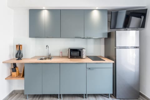 Coffee/tea facilities, Kitchen or kitchenette, microwave, stove, toaster