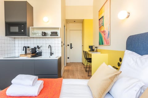 Living room, Photo of the whole room, Bedroom, toaster