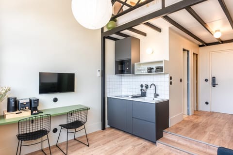 TV and multimedia, Coffee/tea facilities, Kitchen or kitchenette, Dining area, stove