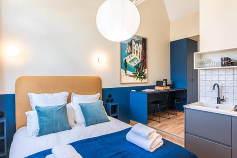 Bed, Kitchen or kitchenette, Living room, Photo of the whole room, Seating area, Bedroom, towels