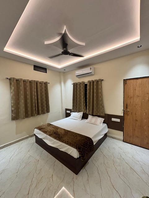 Bed, Photo of the whole room, Bedroom, air conditioner