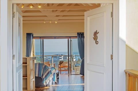 Facade/entrance, View (from property/room), Balcony/Terrace, Living room, Sea view