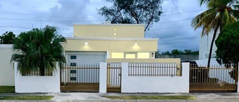 Property building, Day, Balcony/Terrace