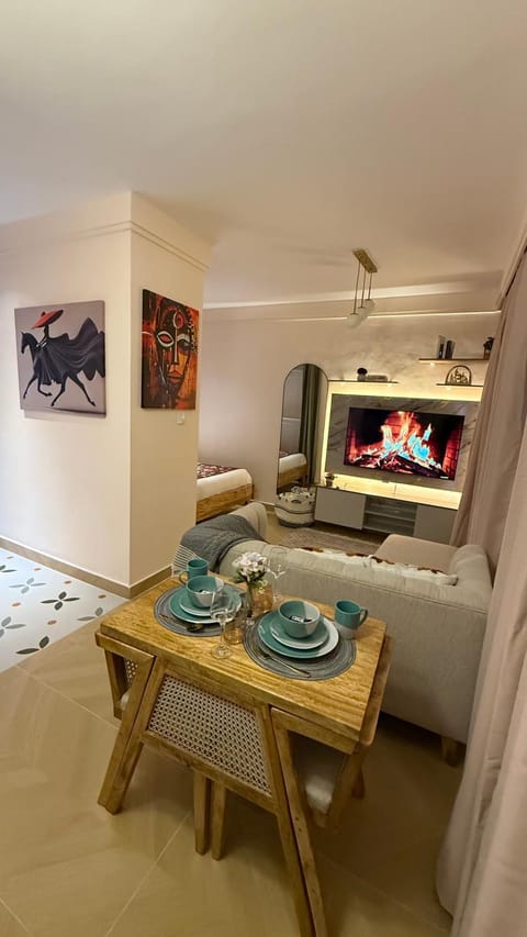 Coffee/tea facilities, Living room, Photo of the whole room, Seating area, Dining area
