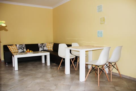 Living room, Food and drinks, Seating area, Dining area