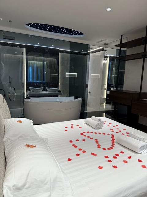 Bed, Hot Tub, Photo of the whole room, Bedroom, minibar, wardrobe