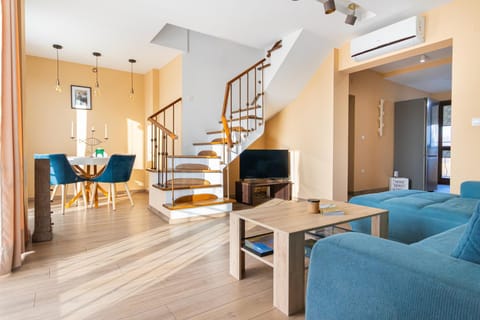 TV and multimedia, Living room, Seating area, Dining area
