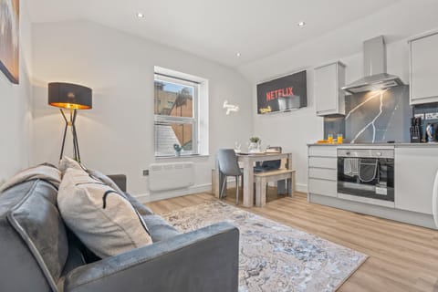 TV and multimedia, Kitchen or kitchenette, Living room, Seating area, Dining area, minibar, pet friendly, stove