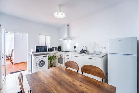 Coffee/tea facilities, Balcony/Terrace, Kitchen or kitchenette, Dining area, dishwasher, microwave, oven, stove, toaster, washing machine