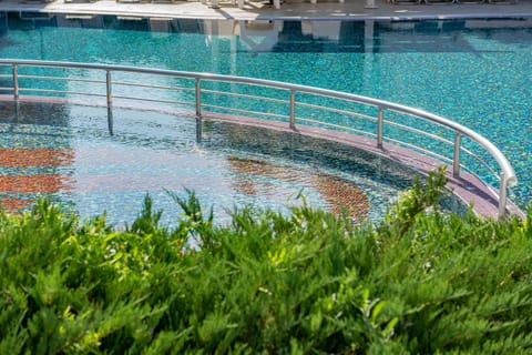 Day, Swimming pool