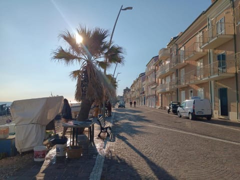 Property building, Day, People, Neighbourhood, Natural landscape, City view, Street view, Location, group of guests, Parking