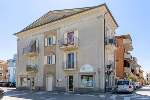 Property building, Day, Neighbourhood, City view, Street view, Location, Parking