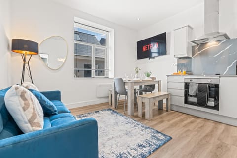 TV and multimedia, Kitchen or kitchenette, Living room, Seating area, Dining area, minibar, oven, pet friendly, stove, toaster