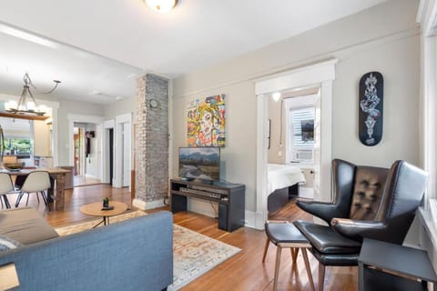 Adorable Kits Home with Balcony and Garden Retreat House in Vancouver