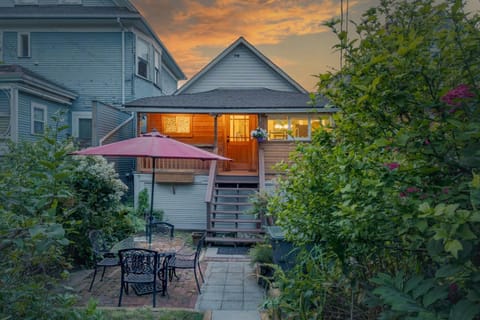 Adorable Kits Home with Balcony and Garden Retreat House in Vancouver