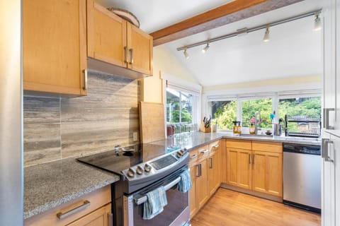 Adorable Kits Home with Balcony and Garden Retreat House in Vancouver