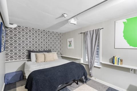 Adorable Kits Home with Balcony and Garden Retreat House in Vancouver