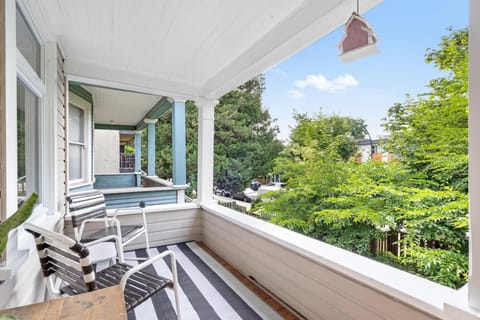 Adorable Kits Home with Balcony and Garden Retreat House in Vancouver