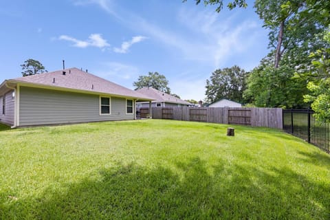 Property building, Natural landscape, Garden, Garden, Garden view