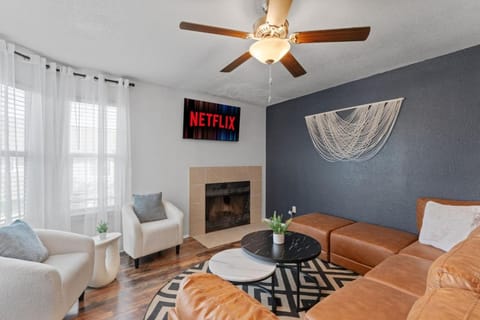 TV and multimedia, Living room, Seating area, fireplace