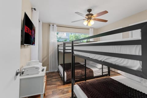 Communal lounge/ TV room, Bed, TV and multimedia, Photo of the whole room, Evening entertainment, Bedroom, bunk bed, air conditioner