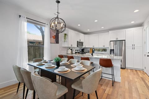 Coffee/tea facilities, Kitchen or kitchenette, Dining area