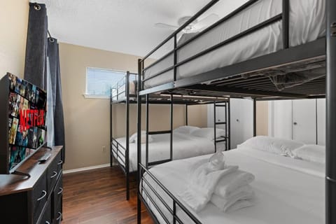 Bed, Bedroom, bunk bed, towels