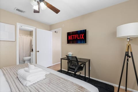 Bed, TV and multimedia, Bedroom