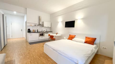 Bed, TV and multimedia, Kitchen or kitchenette, Photo of the whole room, Dining area, Bedroom, minibar, stove